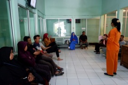 Penyuluhan Kesehatan Penanggulangan Kegawatdaruratan Pernafasan di Ruang Tunggu ICU RSUP dr. Soeradji Tirtonegoro