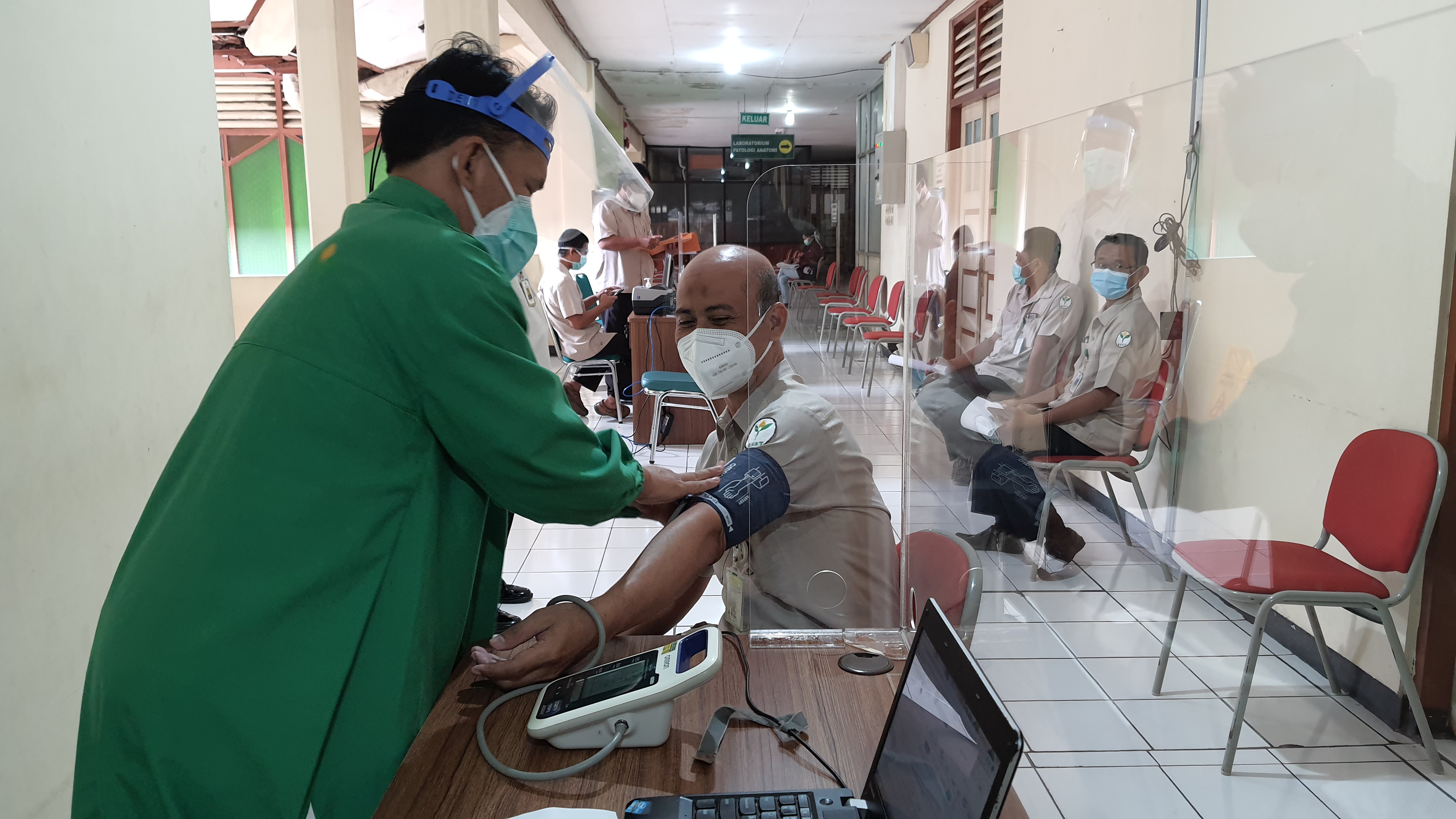 Pelaksanaan Vaksinasi COVID-19 Dosis Kedua di RSUP dr.     Soeradji Tirtonegoro Klaten