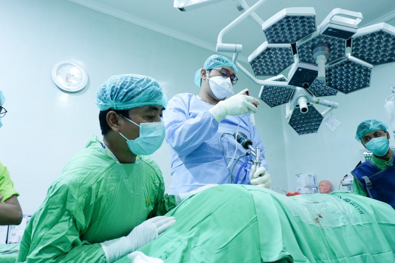 Sukses Operasi Endoscopy Spine Uniportal Perdana di RSST
