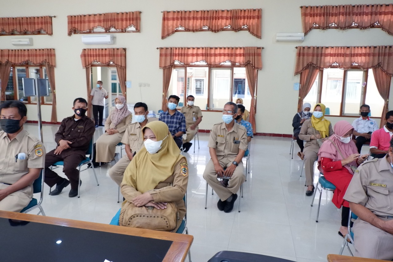 KEJAR TARGET PEMBELAJARAN TATAP MUKA RIBUAN GURU MELAKUKAN VAKSINASI DI RSST